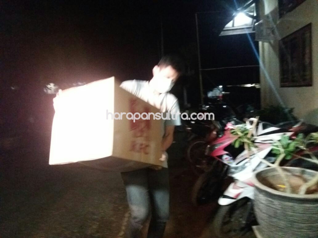 Tim KPK Tampak membawa gardus besar diduga Barang Bukti