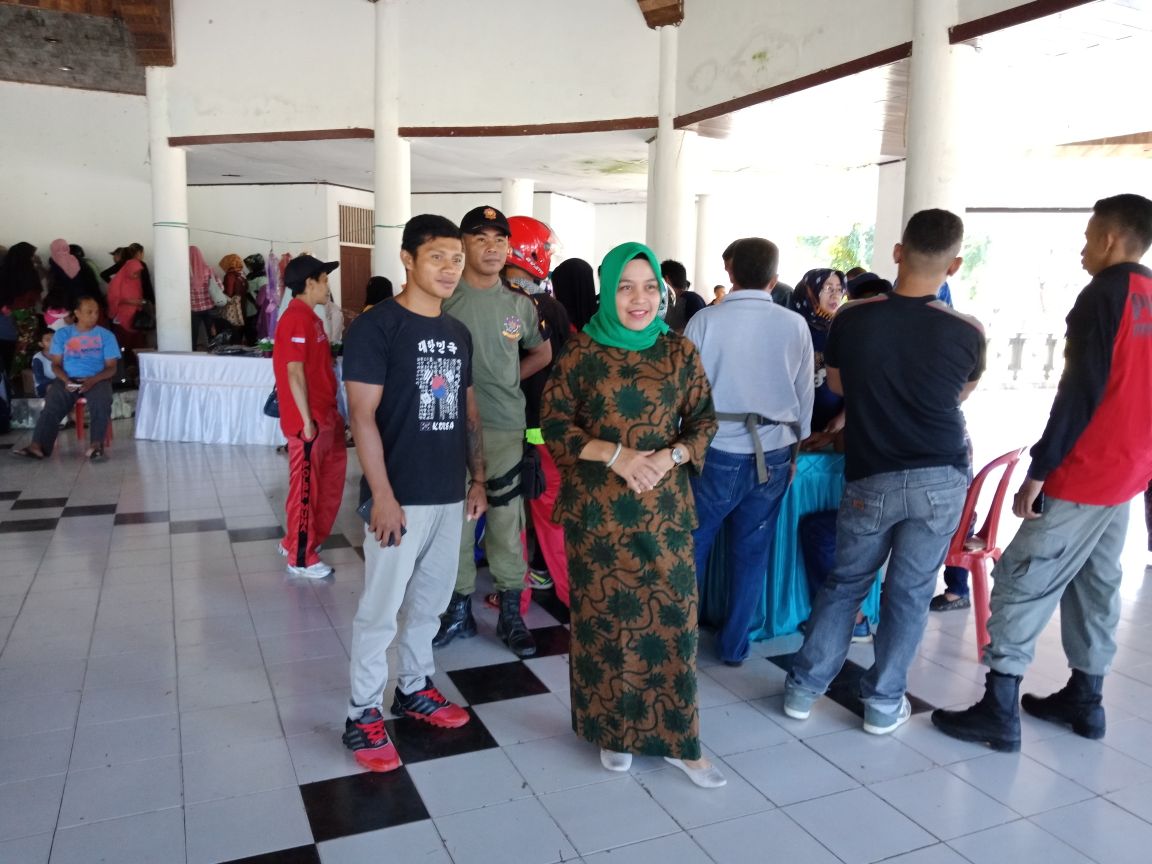 Ketua Tim PKK Muna saat Menggelar Pasar Murah