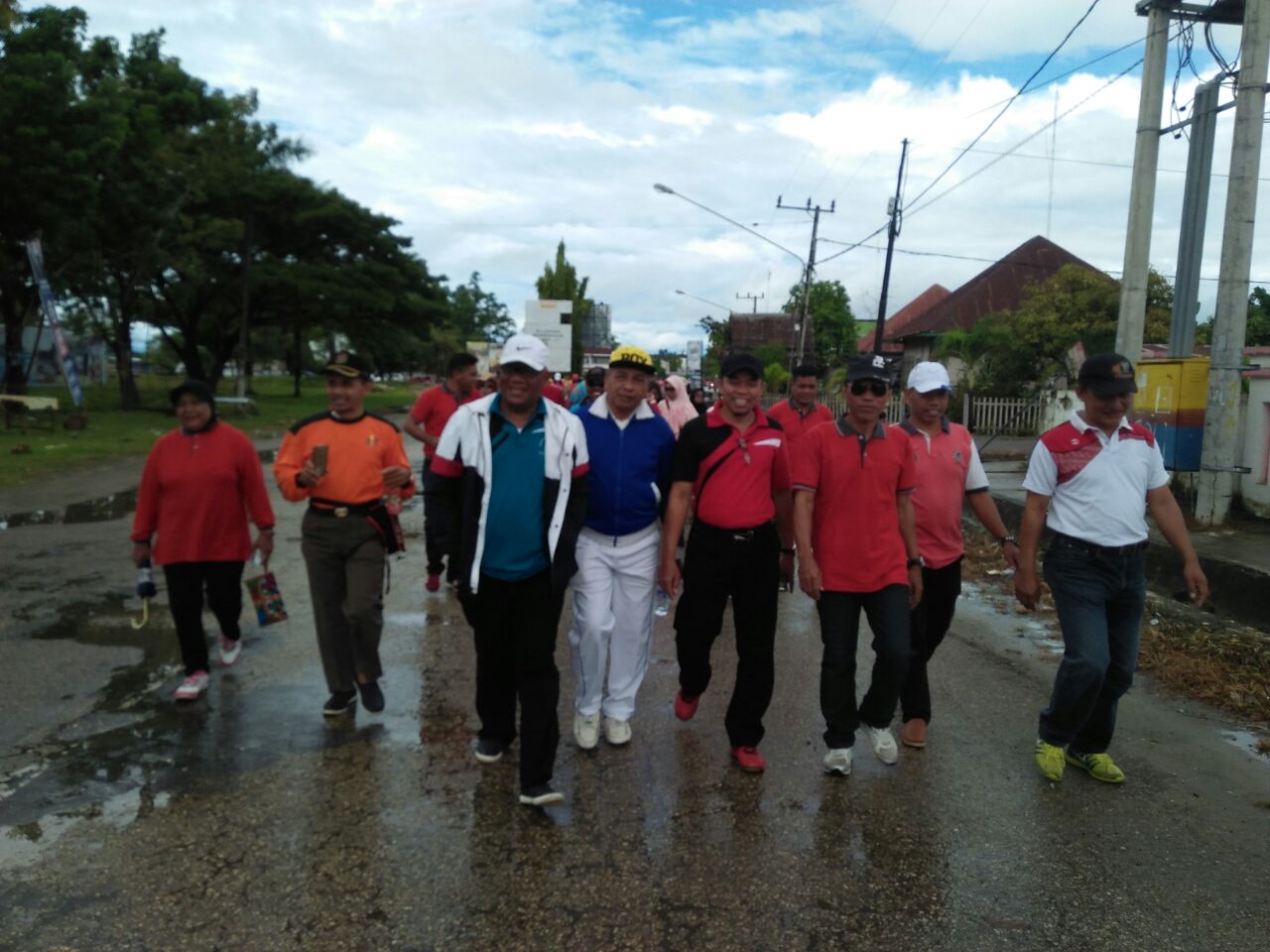 Kegiatan Jalan Santai Alumni SMPN 3 Raha