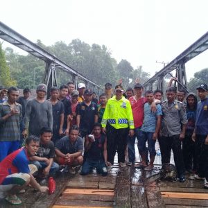 Aparat Kepolisian Muna bersama Warga Perbaiki Jembatan Rusak