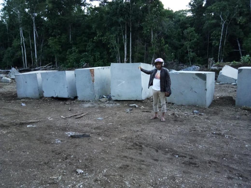 Nampak Bebatuan yang telah diproduksi berbentuk kotak kotak