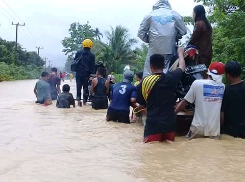 Jalan Utama Desa Terendam Banjir