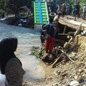 Jembatan Ambruk, Truck Angkutan Barang Terguling