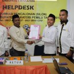 Ketgam Ketua KPUD Kabupaten Wakatobi,La Ode Abdul Rajab,SPi.,M.Pd menerima berkas Caleg PKS yang telah dinyatakan memenuhi persyaratan
