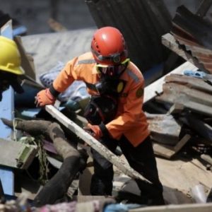 Para Petugas Mencari Korban Direruntuhan Para Petugas Mencari Korban Direruntuhan