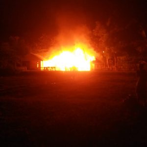 api menghanguskan 3 rumah di lantawonua