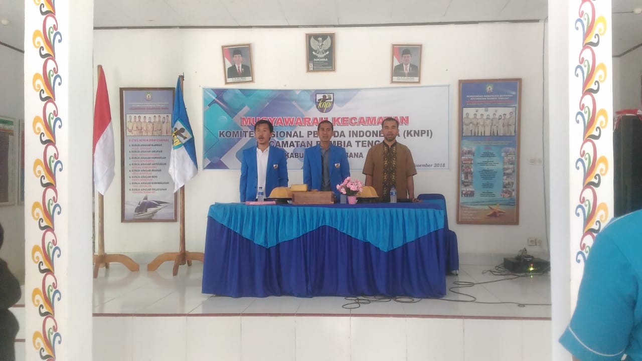Ashar, SP (tengah) didampingi Sekretaris (Kiri) dan Pengurus DPK KNPI Rumbia Tengah