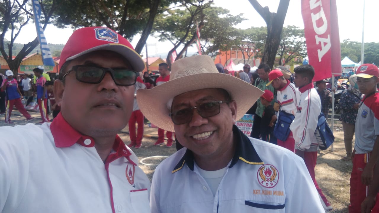 Ketua Harian KONI Muna, Ashar Dulu (kiri) bersama Ketua KONI Muna, Laode Diyrun (kanan)