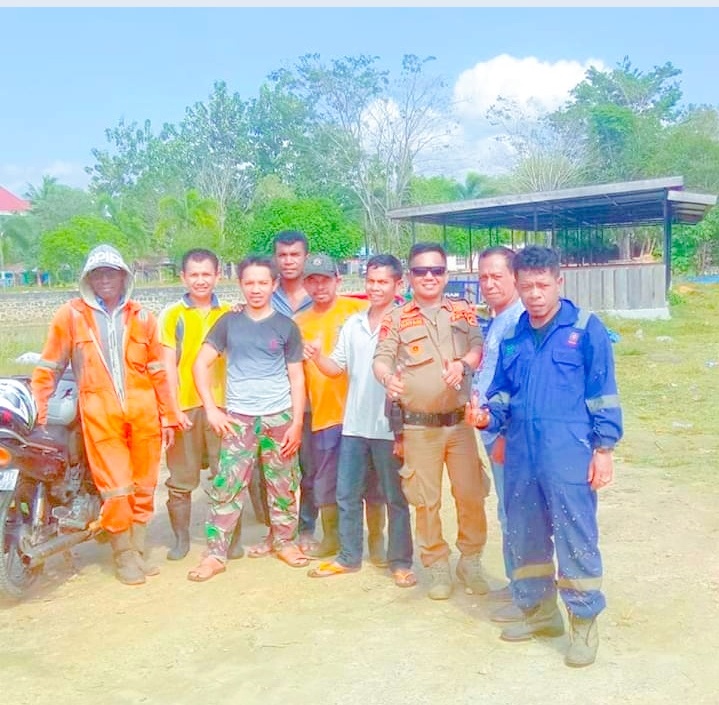 Ketgam. Petugas DLH dan Sat Pol PP saat melakukan bersih-bersih di Lapak. Foto : Borju