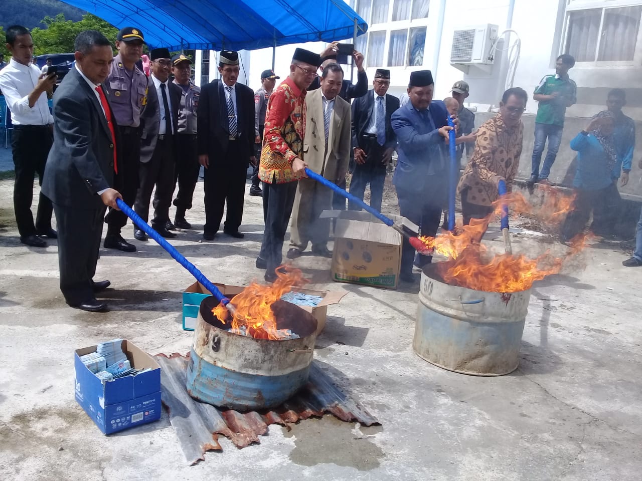 Bupati Bombana, Ketua DPRD, Sekda dan Kepala Kejari Bombana didaulat menyalakan Api tanda dimusnahkannya Belasan Ribu KTP EL