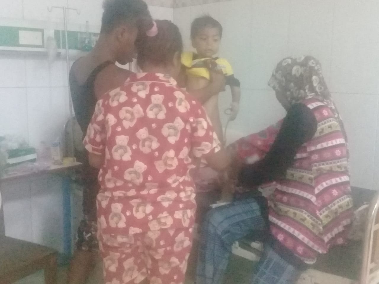 Ketgam. : Nur Fajar, bocah asal Lombe dirawat di RSU Raha. Foto : Borju