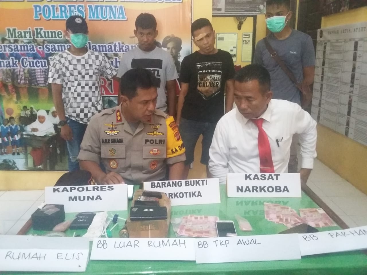 Kapolres Muna, AKBP Agung Ramos Parentongan Sinaga bersama Kasat Narkoba, AKP Sarifudin memperlihatkan tersangka dan barang bukti (BORJU) Kapolres Muna, AKBP Agung Ramos Parentongan Sinaga bersama Kasat Narkoba, AKP Sarifudin memperlihatkan tersangka dan barang bukti (BORJU)