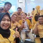 Ketua Hanura Bombana Suritman, S.Pd (tengah) saat berpose bersama Caleg Dapil Bombana