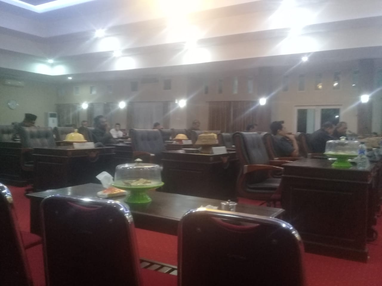 Kondisi ruang paripurna dewan, banyak kursi kosong akibat anggota tidak quorum