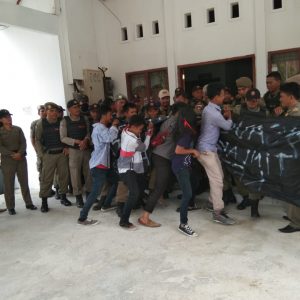 Demonstran berusaha masuk Kantor DPRD Bombana