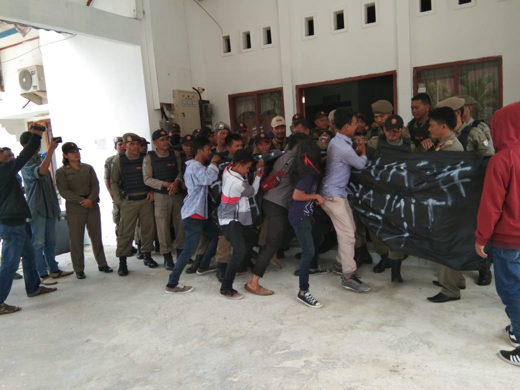 Demonstran berusaha masuk Kantor DPRD Bombana
