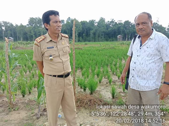 Ogo Aftal (kiri berpakaian dinas)