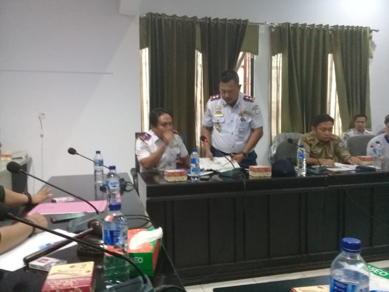 Kepala Dinas Perhubungan Bombana, Syahrun, ST (duduk paling kiri)