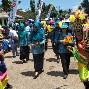 Ketua tim penilai lomba penggerak PKK-KKBPK Sulawesi tenggara, Maswati Majid saat mengunjungi desa Longa Kabupaten Wakatobi