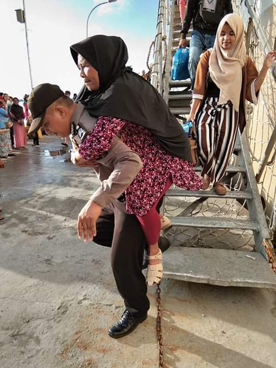 Viral Polisi menggendok Emak di Wakatobi