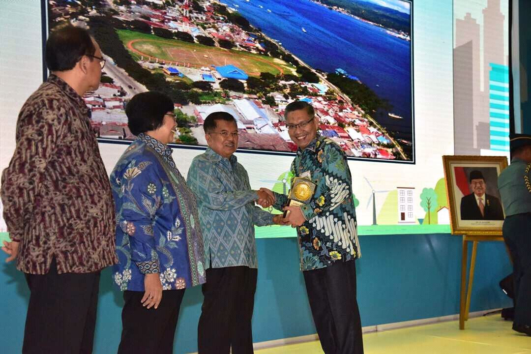 Plt. Walikota kendari menerima Piala Penghargaan Adipura