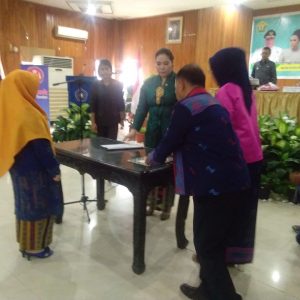 Istri Wali Kota Kendari Sri Lestari,S.Pd.,M.Si resmi menjabat sebagai Ketua TP PKK dan Ketua Dewan Kerajinan Nasional (Dekranasda) Kota Kendari sisa masa bakti 2017-2022