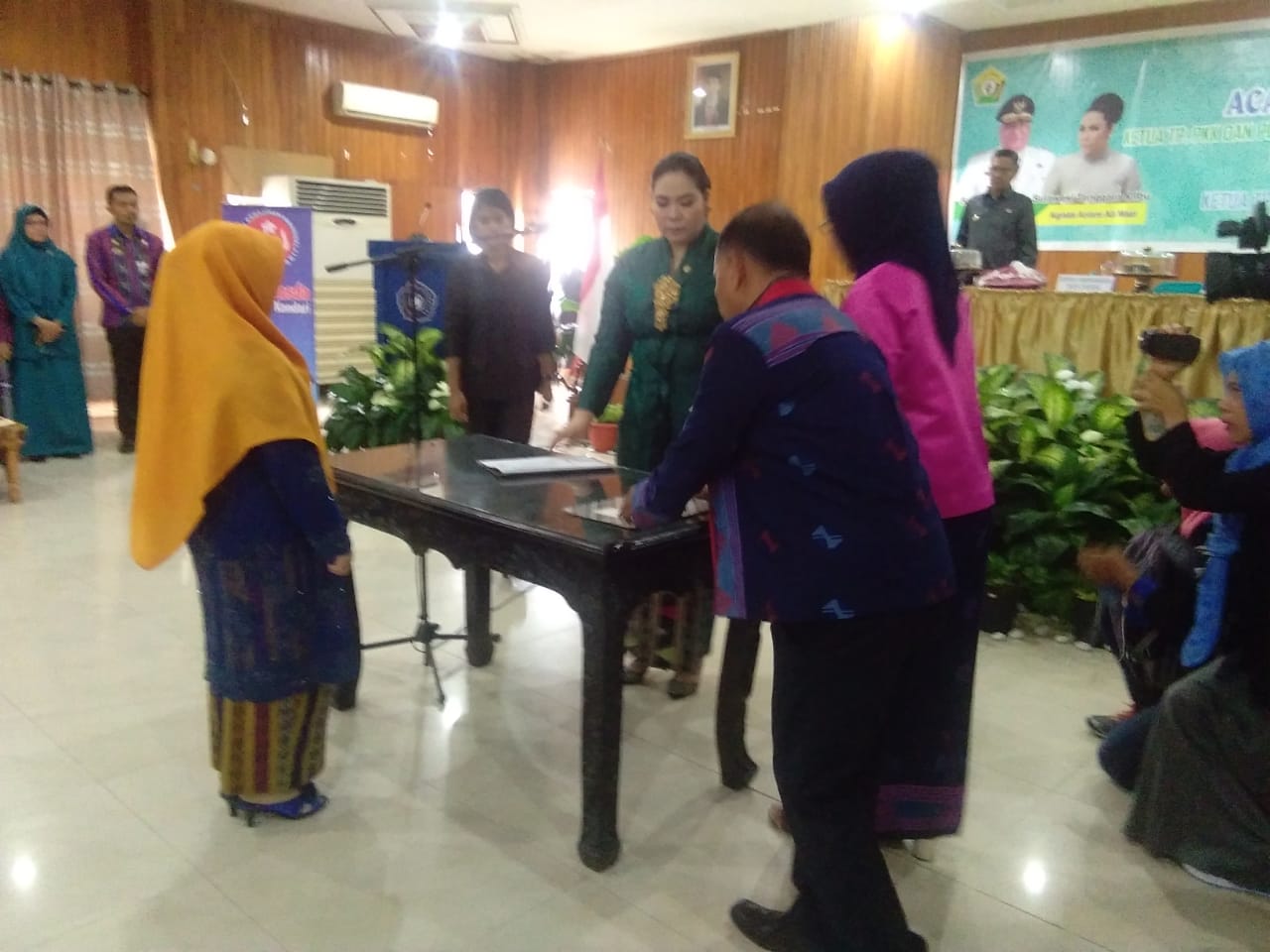 Istri Wali Kota Kendari Sri Lestari,S.Pd.,M.Si resmi menjabat sebagai Ketua TP PKK dan Ketua Dewan Kerajinan Nasional (Dekranasda) Kota Kendari sisa masa bakti 2017-2022