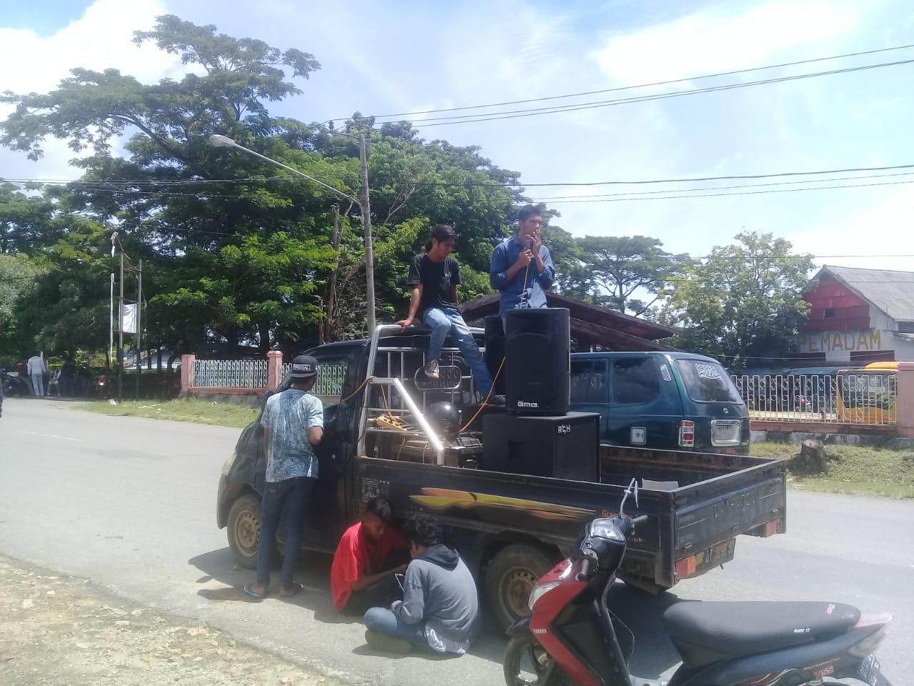 Aksi FKM di depan Kejari Muna