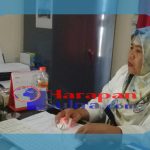 Foto Dra. Marliah Kamal selaku Kasubag KAK IAIN Kendari tengah monitoring pendaftaran Maba Jalur SPAN-PTKIN