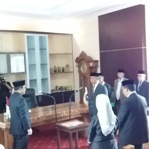 Foto Jumadin yang tengah dilantik menjadi Sekda Waktobi Foto Jumadin yang tengah dilantik menjadi Sekda Waktobi