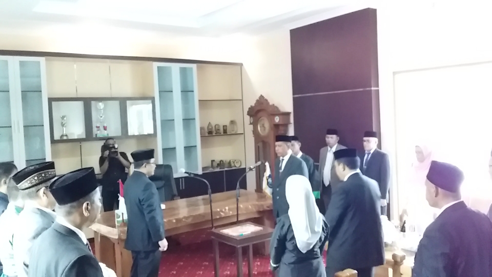 Foto Jumadin yang tengah dilantik menjadi Sekda Waktobi