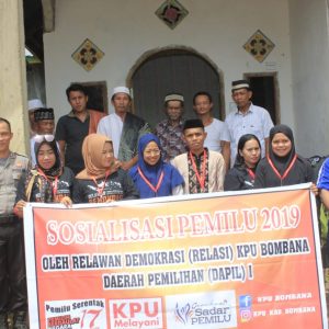 Foto bersama Relawan Demokrasi saat melakukan sosialisasi di Mataoleo Foto bersama Relawan Demokrasi saat melakukan sosialisasi di Mataoleo