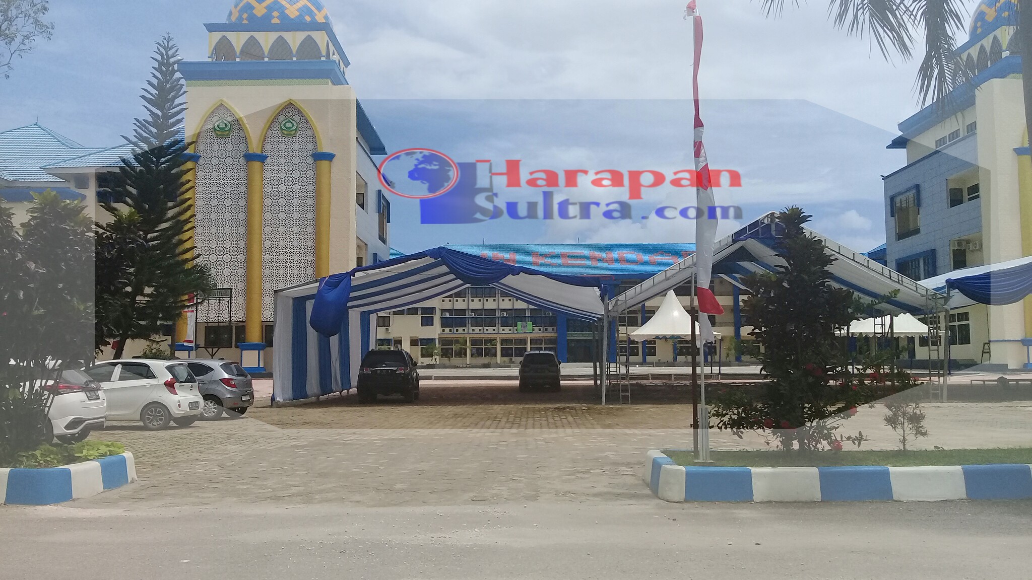 Tampilan Gedung Perkuliahan Yang sudah terpasang rapi Tenda dan umbul-umbul namun Sepi pengunjung