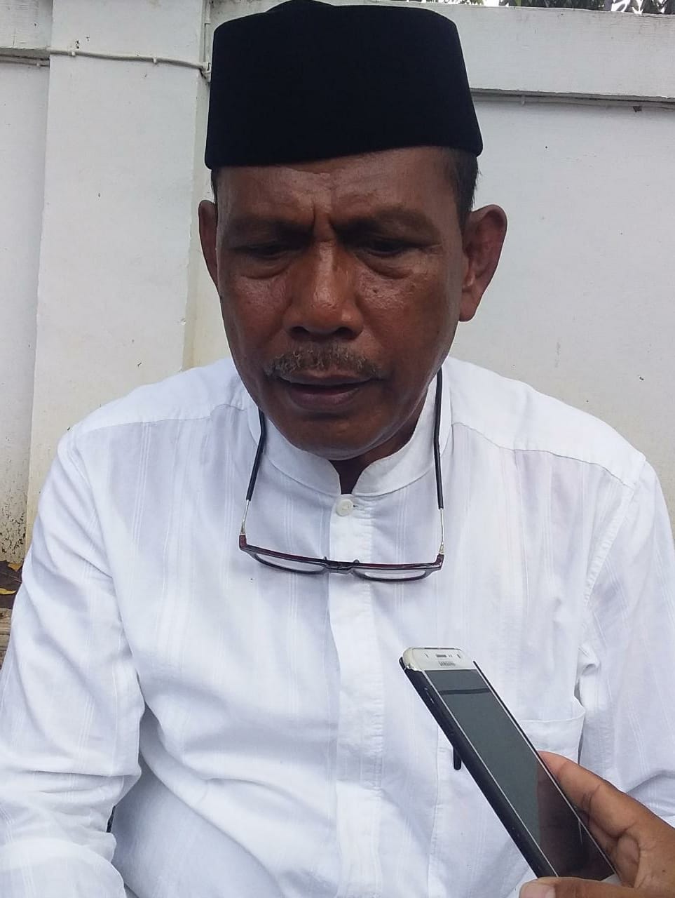 Pejabat Sekda, Jumadin saat diwawancara Harapansultra.com