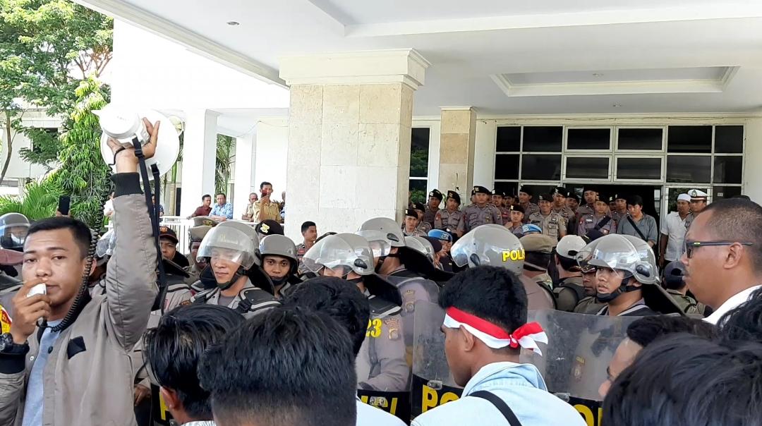 Foto: Aksi Unjuk Rasa KPK Bombana di depan Kantor Bupati