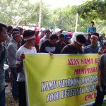 Foto: Massa berunjuk rasa di Depan Kantor KPHP Unit X Tina Orima 
