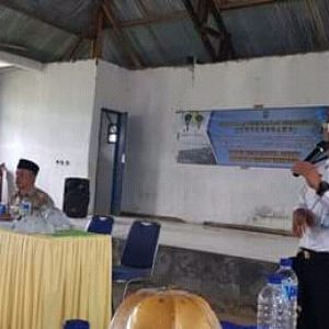 Foto : Rahman, SH., MM saat Menanggapi pertanyaan dan usulan warga Kabaena disaat Musrembang Kecamatan Berlangsung.