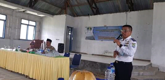 Foto : Rahman, SH., MM saat Menanggapi pertanyaan dan usulan warga Kabaena disaat Musrembang Kecamatan Berlangsung.