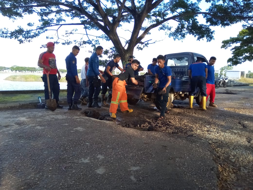 Foto:HS/Damkar Muna Lakukan Penempelan Jalan Berlobang/Borju