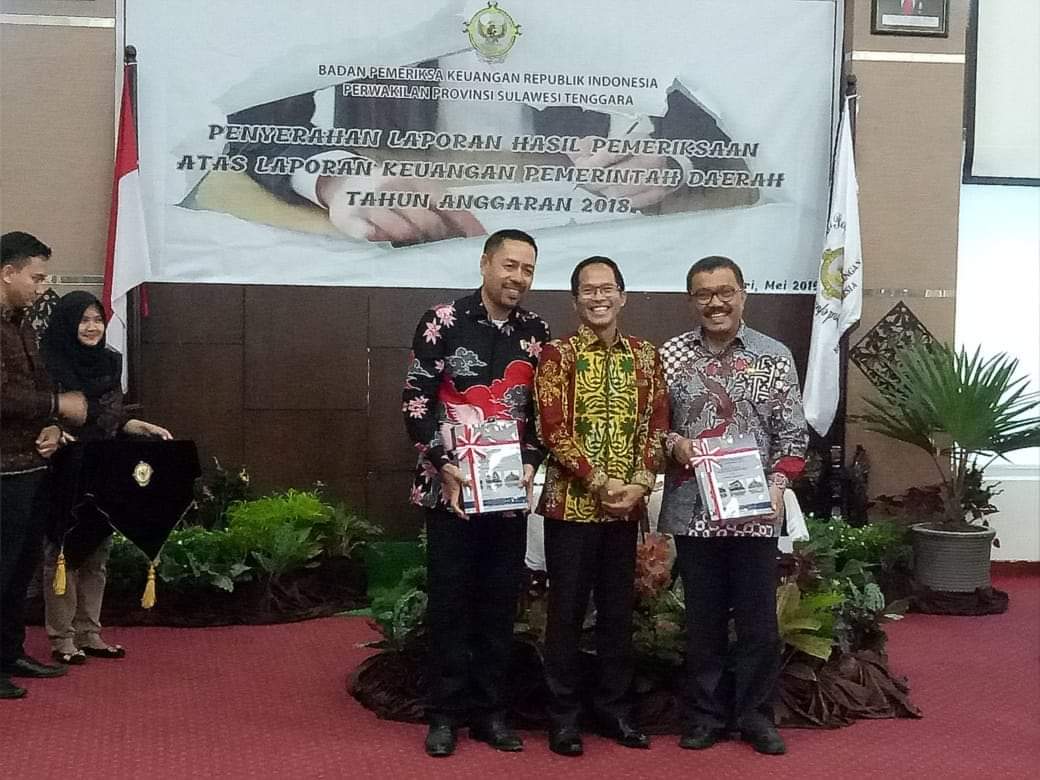 Penyerahan Piagam Raihan OPINI WTP untuk Pemkab Wakatobi