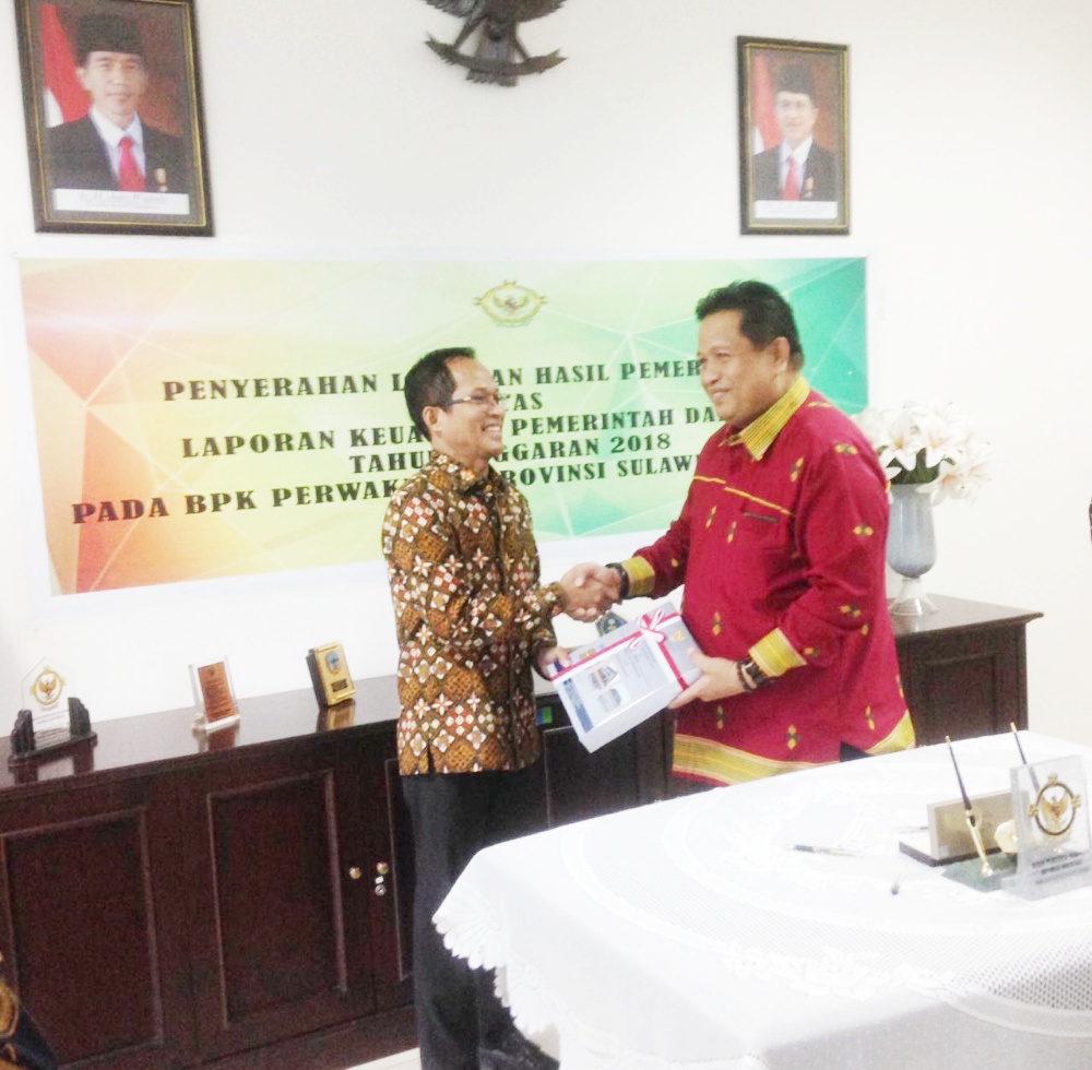 Bupati Muna, Rusman Emba saat menerima penghargaan WTP dari BPK RI