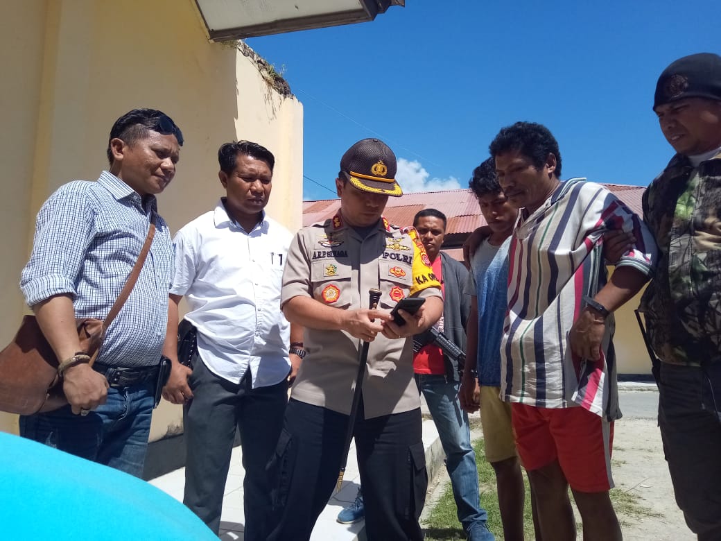 Kapolres Muna, AKBP Agung Ramos Parentongan Sinaga bersama Kasat Reskrim, AKP Muh. Ogen Sairi dn Kades Oempu memperlihatkan dua pelaku pengeboman.