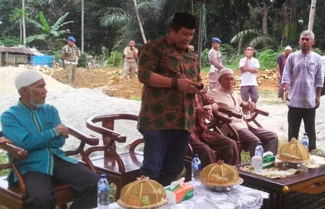 Bupati Muna, Rusman Emba saat Peletakan Batu Pertama Pembangunan Masjid Al-Haq