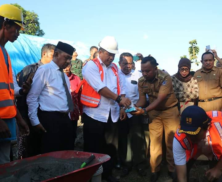 Bupati Muna LM Rusman Emba saat meletakkan batu Pertama Proyek SPAM