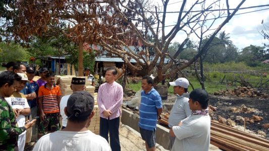 LM. Baharuddin saat menyalurkan Bantuan