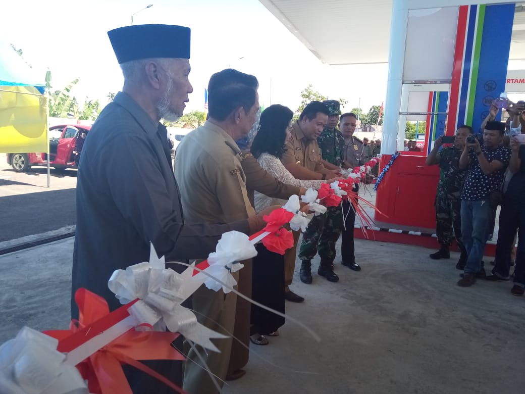 Bupati Muna, Rusman Emba saat meresmikan SPBU