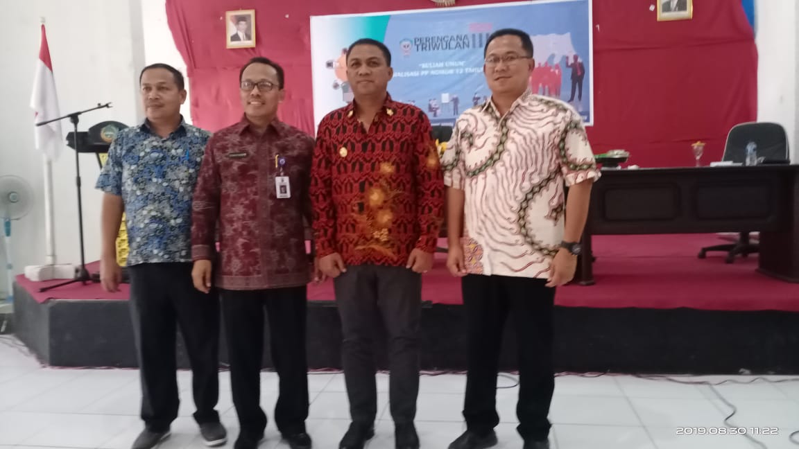 Foto Dari kiri : Asisten 3 Busel, Dirjen Bina Keuangan Daerah Kementerian Dalam Negeri, Drs. Syarifuddin, Bupati Busel H. La Ode Arusani dan Kepala Bappeda, L.A. Sufi Hisanuddin, S.Sos, M.Si