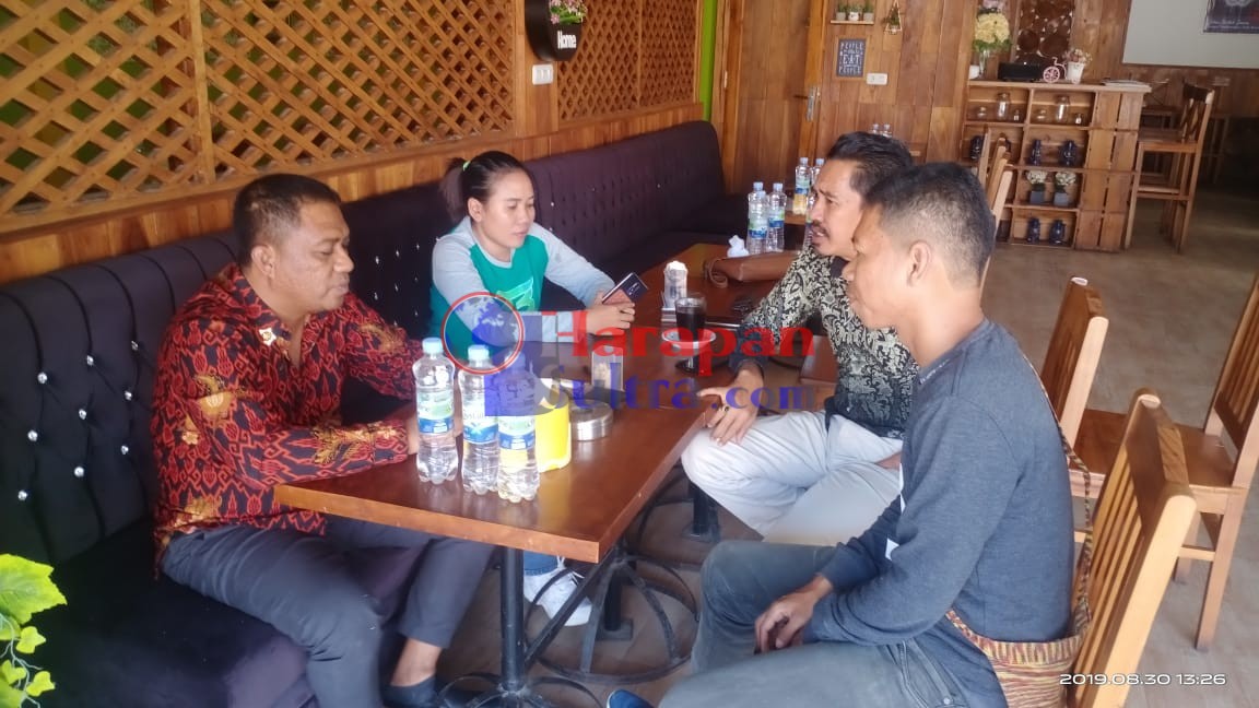 Foto Bupati Busel saat berdiskusi dengan TA PMD Kabupaten Buton Selatan