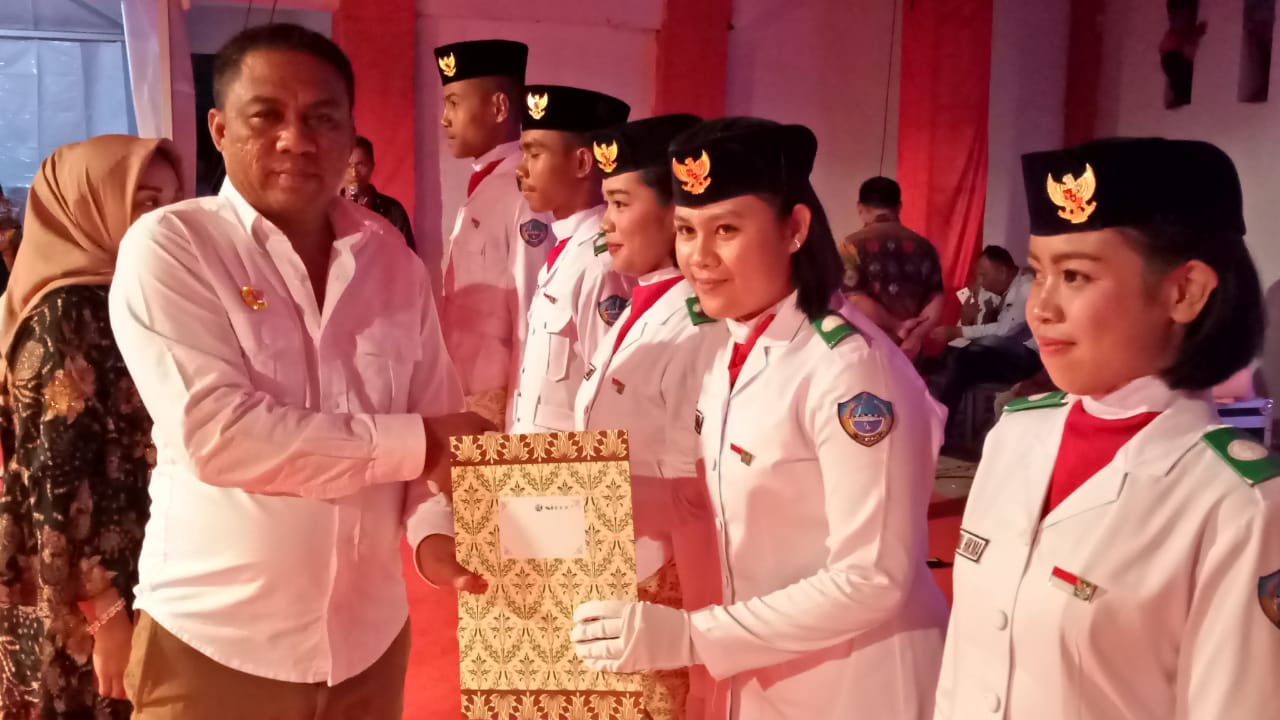Foto Bupati Busel, H. La Ode Arusani saat memberikan piagam penghargaan kepada perwakilan paskibraka Buton Selatan