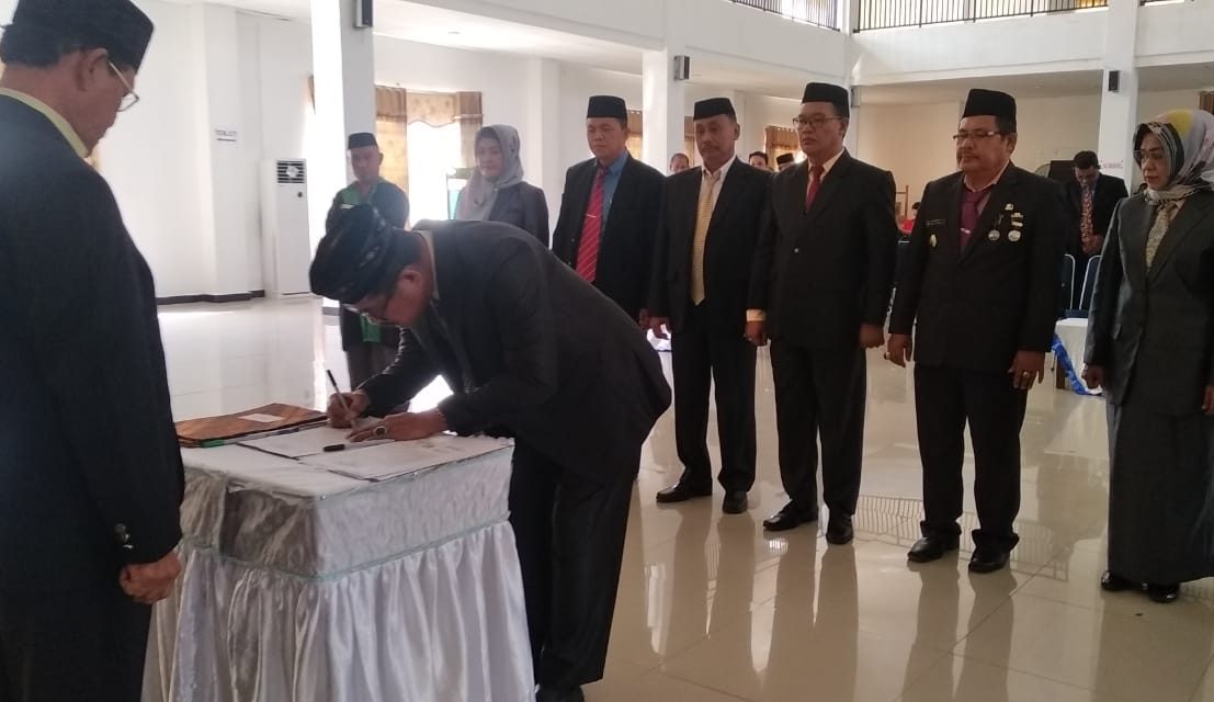 Foto Pelantikan Pejabat Eselon II Bombana